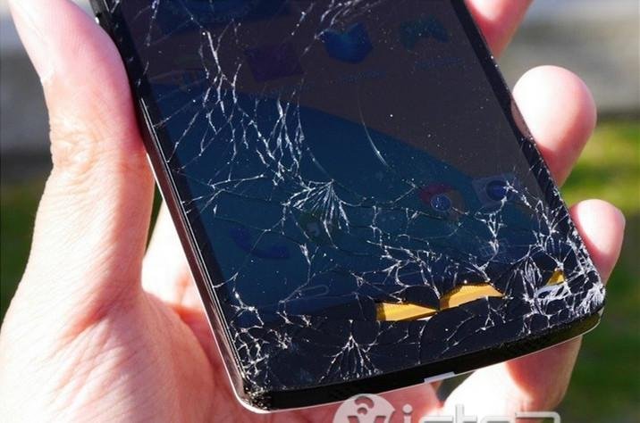 broken smartphone screens - smartphone with broken screen - 1